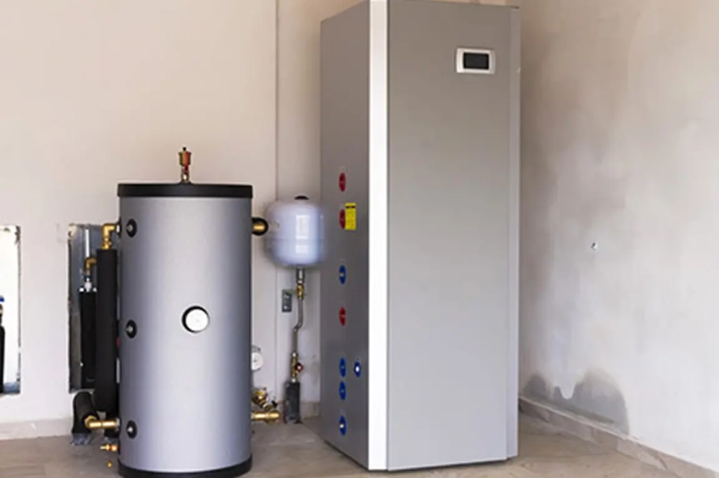 Un système de pompe à chaleur élégant et moderne installé dans une buanderie. Il comprend un réservoir d'eau cylindrique et une unité rectangulaire haute, alliant efficacité et technologie.